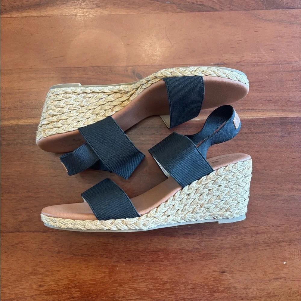 Tommy Bahama Sakura Stretch Wedges - Picture 2 of 9